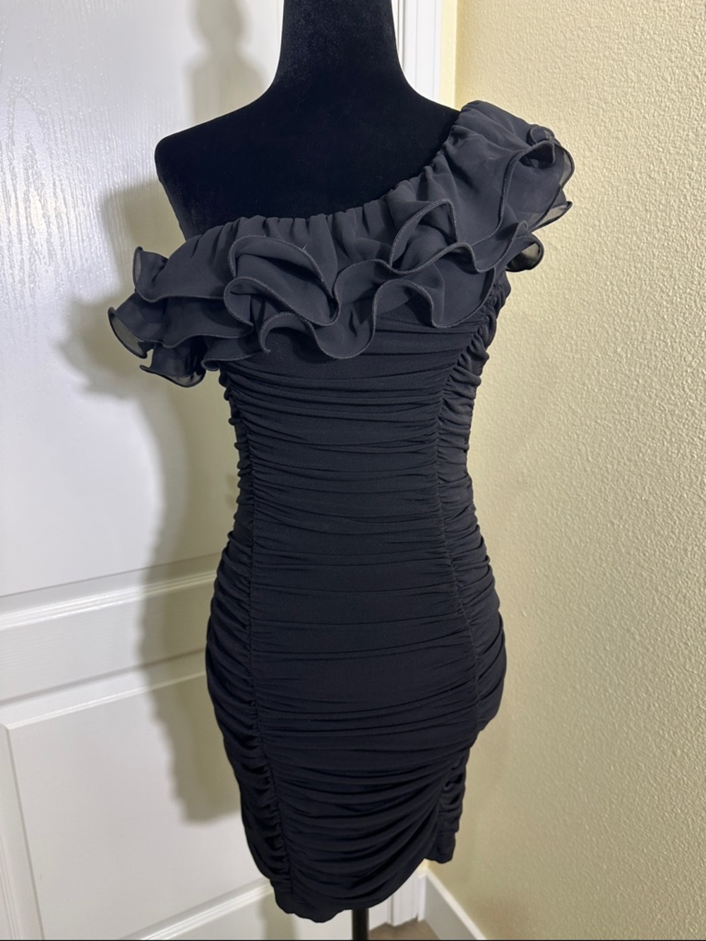 I.N. San Francisco Black One-Shoulder Ruffled Ruched Dress. Medium